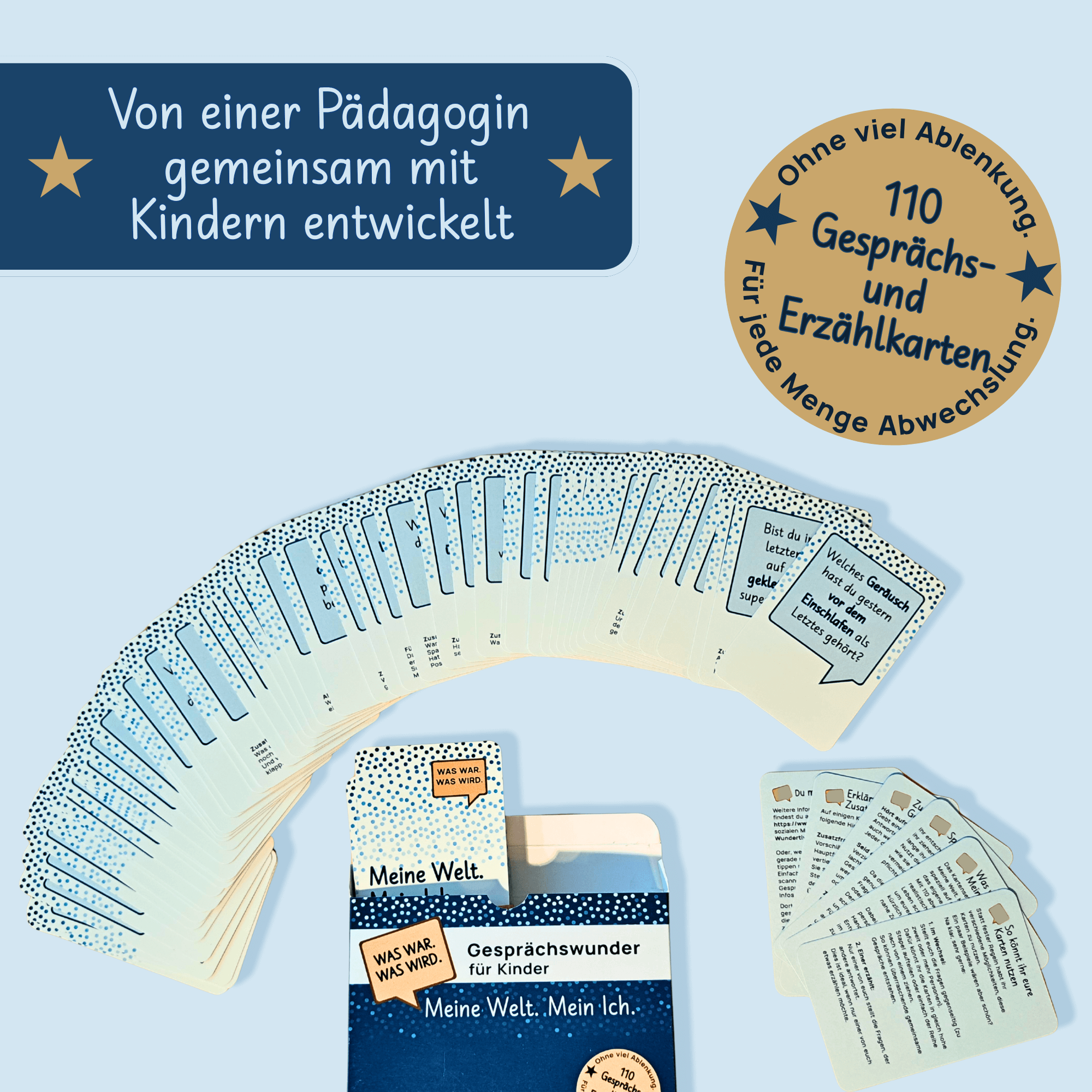 Gesprächswunder "Was War. Was wird. Meine Welt. Mein Ich.". Produktbilder. Aufgefächerte Stapel der Gesprächs- und Erzählkarten "Was war. Was wird. Meine Welt. Mein Ich.", die teils aus der blauen Verpackung ragen. Die sandfarbene kreisförmige Markierung rechts betont "Ohne viel Ablenkung. 110 Gesprächs- und Erzählkarten. Für je