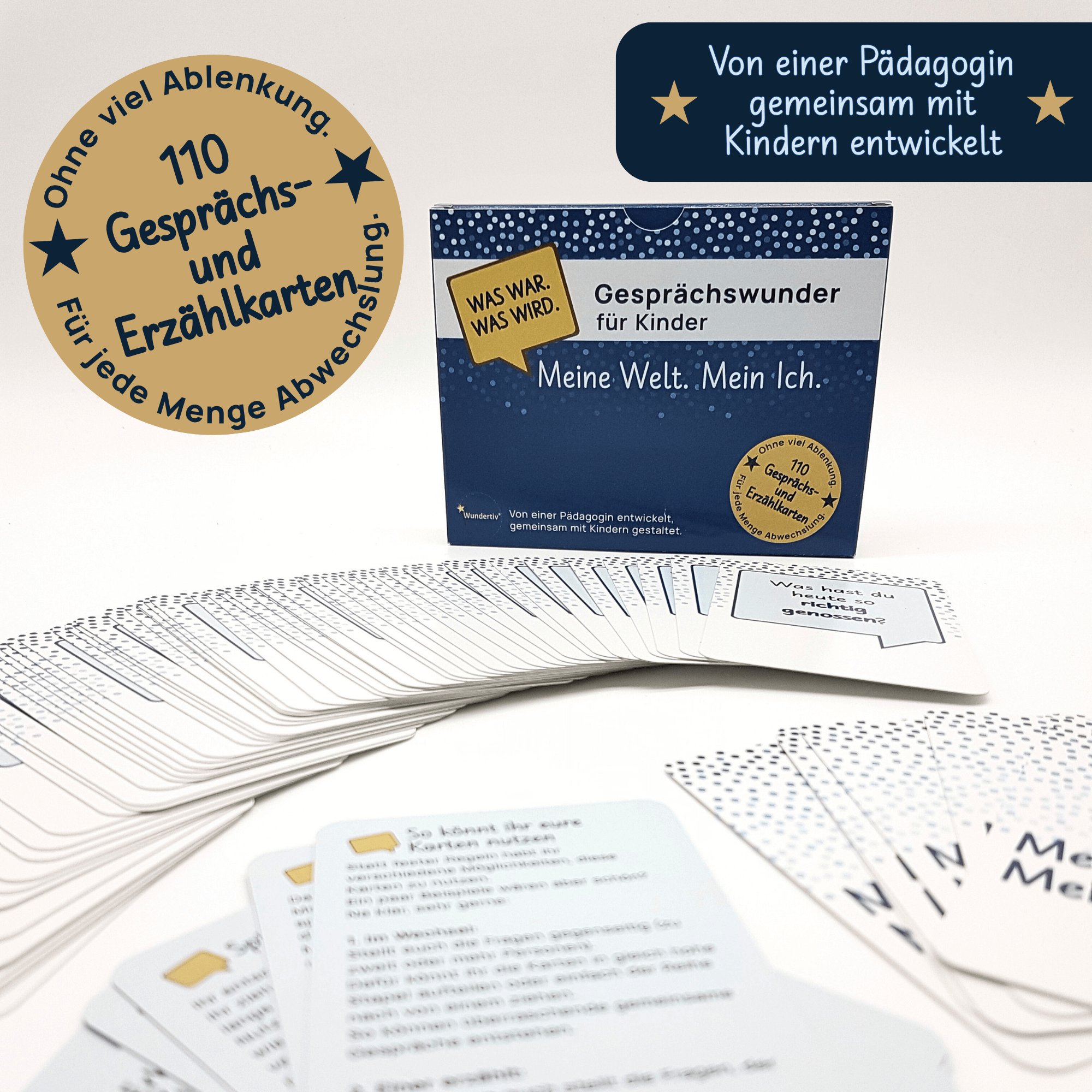 Übersicht: Gesprächswunder für Kinder - Verpackung und Inhalt | "Was war. Was wird. Meine Welt. Mein Ich." Gesamtansicht der blauen Verpackung Gesprächswunder für Kinder. "Was war. Was wird. Meine Welt. Mein Ich.", umgeben von Frage- und Hinweiskarten. Die Grafik betont die Entwicklung durch eine Pädagogin mit Kindern und die 110 Gesprächs- und Erzählkarten.